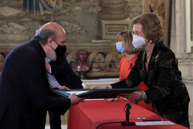 Bilder des Jahres 2020, Entertainment 11 November Entertainment Themen der Woche KW48 Entertainment Bilder des Tages Spanish Emeritus Queen Sofia (R) awards Chilean poet Raul Zurita (L) with the 29th Queen Sofia Award of Latin America Poetry, during a ceremony held at the Royal Palace in Madrid, Spain, 25 November 2020. 29th Queen Sofia Award of Latin America Poetry !ACHTUNG: NUR REDAKTIONELLE NUTZUNG!  Copyright: xFernandoxAlvaradox GRAF5420 20201125-637419311521011745