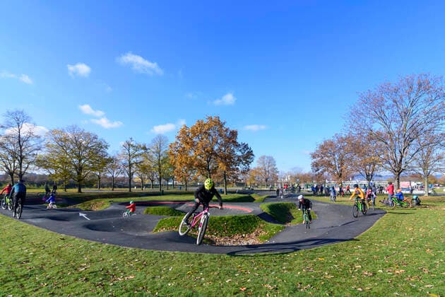 IMAGO Creative, Jahreszeit Herbst, Ferien Pumptrack, pump track (artificial, circular mountain bike route), cyclists, kids Wien, Vienna Wien Austria 22. Donaustadt