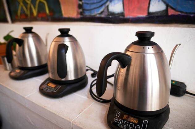 IMAGO Creative: Haushaltsgeräte - Wasserkocher WIen, Austria - February 12, 2020: CafÃ Comet; Wasserkocher für das Cupping. WIen Wien Austria *** WIen, Austria February 12, 2020 CafÃ Comet Kettle for the Cupping WIen Wien Austria 