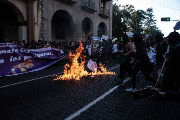 November 25, 2020: Feminist women s groups demonstrate in the city of Xalapa against violence against women. The march was held to commemorate the international day against violence against women. Consequently, a large police operation was deployed to intimidate and repress the protesters. - ZUMAqp1_ 20201125_zip_qp1_028 Copyright: xHectorxAdolfoxQuintanarxPerezx