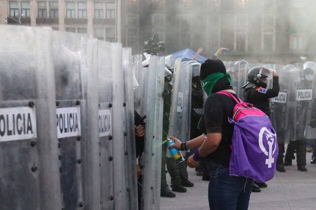 Protesters confront the police guarding the entrances to the National Palace during feminist mobilizations in Mexico City, Mexico, 25 November 2020. The police officers in charge of security in the surroundings of the National Palace confronted the march 25N for the International Day for the Elimination of Violence against Women that Mexican women carried out in the Zocalo Square of the country s capital. Police confront march of Mexican women in front of the National Palace !ACHTUNG: NUR REDAKTIONELLE NUTZUNG!  Copyright: xJosexPazosx MEX1246 20201126-637419526426372897