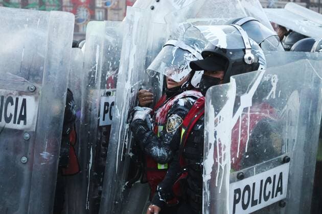 Police officers guard the entrances to the National Palace during feminist mobilizations in Mexico City, Mexico, 25 November 2020. The police officers in charge of security in the surroundings of the National Palace confronted the march 25N for the International Day for the Elimination of Violence against Women that Mexican women carried out in the Zocalo Square of the country s capital. Police confront march of Mexican women in front of the National Palace !ACHTUNG: NUR REDAKTIONELLE NUTZUNG!  Copyright: xJosexPazosx MEX1243 20201126-637419526439341802
