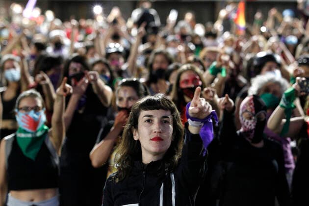 Bilder des Jahres 2020, News 11 November News Themen der Woche KW48 News Bilder des Tages Chile, Demonstrationen gegen Gewalt gegen Frauen Santiago, 25 de noviembre de 2020. Lastesis realizan intervencion de un violador en tu camino en el frontis del teatro u. de chile por dia internacional contra la violencia de genero. Jonnathan Oyarzun Aton Chile, Santiago Chile Aton_466585 *** Santiago, November 25, 2020 Lastesis perform intervention of a rapist in your way in the front of the theater u de chile per international day against gender violence Jonnathan Oyarzun Aton Chile, Santiago Chile Aton 466585  Copyright: JONNATHANxOYARZUN ATONxCHILE