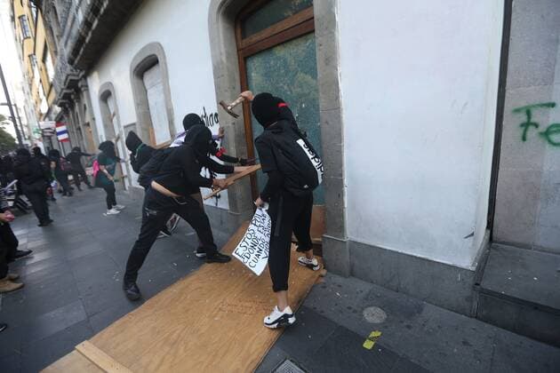 Protesters try to damage stores during a protest against sexist violence, in the Zocalo of Mexico City, Mexico, 25 November 2020. The police officers in charge of security in the surroundings of the National Palace confronted the march 25N for the International Day for the Elimination of Violence against Women that Mexican women carried out in the Zócalo of the country s capital. The protesters attempted to jump over and tear down the fences set up by the authorities, who fought back in altercations that left at least one woman injured. Police confront march of Mexican women in front of the National Palace !ACHTUNG: NUR REDAKTIONELLE NUTZUNG!  Copyright: xSashenkaxGutierrezx MEX1276 20201126-637419581060955071