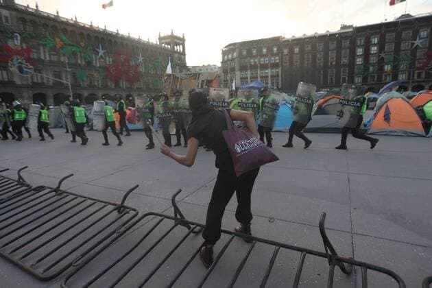 Protesters clash with riot police during a protest against sexist violence, in the Zocalo of Mexico City, Mexico, 25 November 2020. The police officers in charge of security in the surroundings of the National Palace confronted the march 25N for the International Day for the Elimination of Violence against Women that Mexican women carried out in the Zócalo of the country s capital. The protesters attempted to jump over and tear down the fences set up by the authorities, who fought back in altercations that left at least one woman injured. Police confront march of Mexican women in front of the National Palace !ACHTUNG: NUR REDAKTIONELLE NUTZUNG!  Copyright: xSashenkaxGutierrezx MEX1253 20201126-637419581861261437