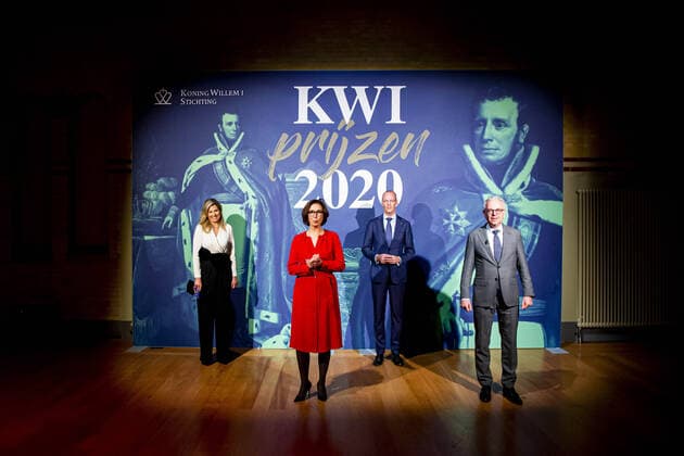 25-11-2020 Amsterdam Queen Máxima with Klaas Knot and bierbrouwer Gulpener and schoonmaakbedrijf CSU during the announcement of the winners of the Koning Willem I prize in the Beurs van Berlage in Amsterdam The Koning Willem I Foundation was established in 1958 on the initiative of De Nederlandsche Bank by a number of organizations associated with the business community. The aim of the foundation is to give new impulses to the national economy and thus to increase the reputation of the Dutch business community.  Copyright: xPPEx