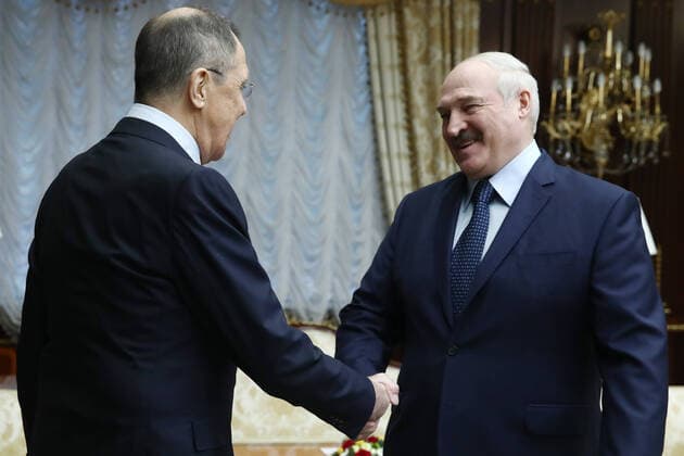News Bilder des Tages MINSK, BELARUS - NOVEMBER 26, 2020: Russia s Foreign Minister Sergei Lavrov (L) and Belarus President Alexander Lukashenko shake hands during a meeting at the Palace of Independence. Valery Sharifulin TASS  TS0EFBA8
