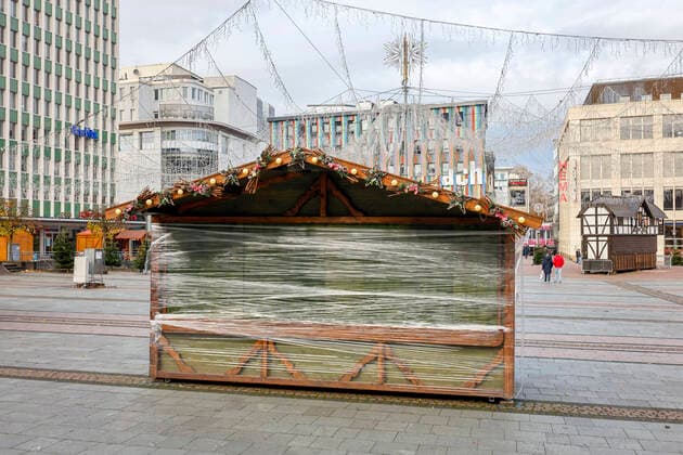 Essen, Ruhr area, North Rhine-Westphalia, Germany Essen city centre in times of the corona crisis at the second part lockdown, the traditional Christmas market remains closed in the corona year, only occasionally there are stalls here on Kennedyplatz Essen North Rhine-Westphalia Germany