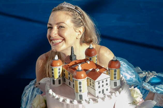 Bilder des Jahres 2020, Entertainment 11 November Entertainment Themen der Woche KW48 Entertainment Bilder des Tages Aschenbrödel - die Schauspielerin Sandra Maria Huimann - posiert mit der neuen Hochzeits-Torte die das Barockschloß Moritzburg darstellt. Vor der barocken Schloßkulisse in Moritzburg sollen ab Juli 2021 wieder Aufführungen des Erfolgsmusicals Drei Haselnüsse für Aschenbrödel stattfinden. *** Cinderella the actress Sandra Maria Huimann poses with the new wedding cake which represents the baroque castle Moritzburg In front of the baroque castle scenery in Moritzburg performances of the successful musical Three Hazelnuts for Cinderella are to take place again from July 2021