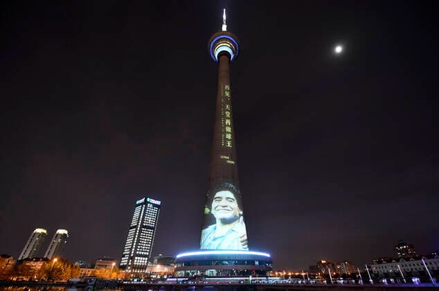 Bilder des Jahres 2020, News 11 November News Themen der Woche KW48 News Bilder des Tages (201126) -- TIANJIN, Nov. 26, 2020 -- The image of football legend Diego Maradona is projected on Tianjin TV Tower in north China s Tianjin Municipality, Nov. 26, 2020. Maradona died at the age of 60 on Wednesday of a heart attack. ) (SP)CHINA-TIANJIN-MARADONA-COMMEMORATION(CN) LixRan 