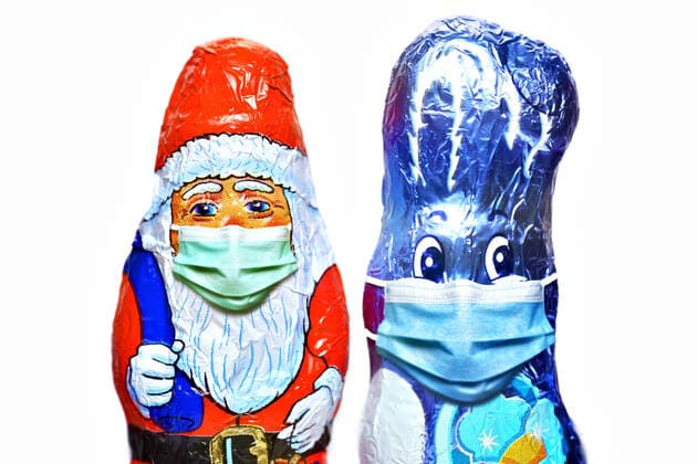 PHOTOMONTAGE, Chocolate Santa Claus and Chocolate Easter Bunny with protective mask, Christmas at Corona times and Corona restrictions ** NUR FUER REDAKTIONELLE ZWECKE ** EDITORIAL USE ONLY **