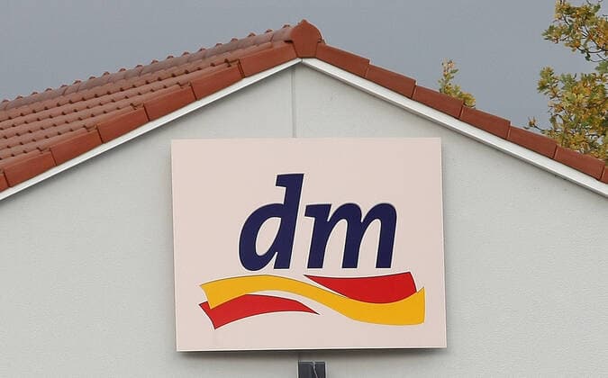 19 11 2020, xmohx, Wirtschaft Business, Die Wirtschaft im Corona Lockdown distance rules in emwir, v l Logo, emblem, advertising, brand, sign, lettering DM Saarlouis
