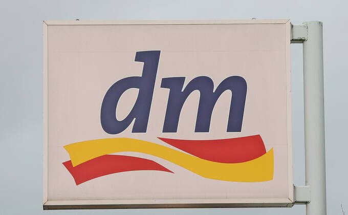 19 11 2020, xmohx, Wirtschaft Business, Die Wirtschaft im Corona Lockdown distance rules in emwir, v l Logo, emblem, advertising, brand, sign, lettering DM Saarlouis