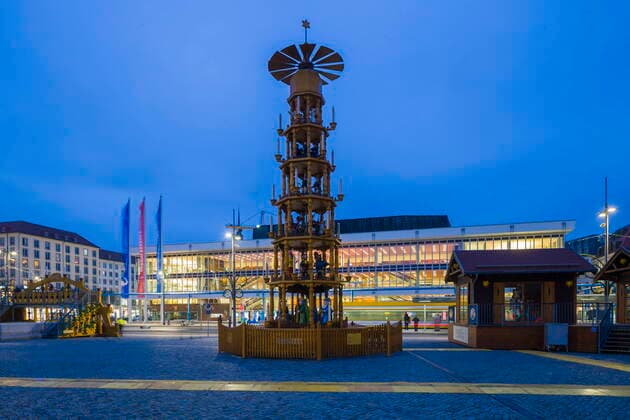 Striezelmarkt The 586 Dresden Striezelmarkt had to be cancelled due to the Corona Pandemic The city administration has however set up the worlds largest Schwibbogen, the Erzgebirge Pyramid and the large Christmas tree From 1 December everything is to be illuminated Dresden Saxony GERMANY
