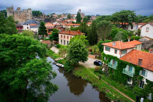 Clisson village with the castle in the Sevre Nantaise river, Nantes, Loire Atlantique, France. Nantes Brittany France Copyright: xSergixReboredox SRE-48-Clison 055-DU1189