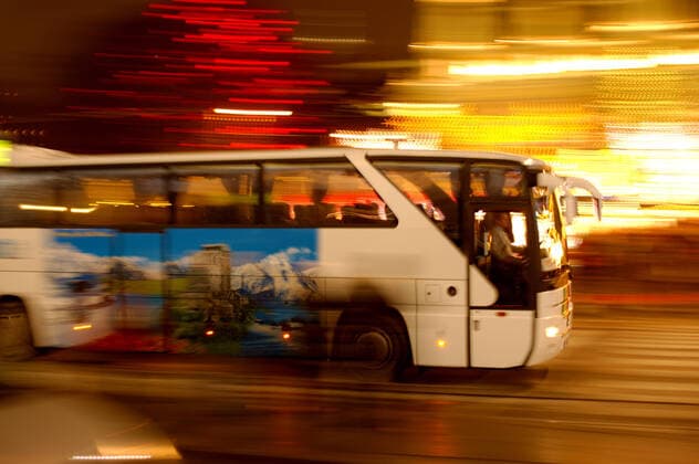 IMAGO Creative: Countdown bis Weihnachten, Nach Hause reisen Wien, Austria - November 26, 2012: schnell fahrender Reisebus am Ring in der Abendszeit. Wien Wien Austria *** Vienna, Austria November 26, 2012 fast moving coach at the Ring in the evening Vienna Vienna Austria 