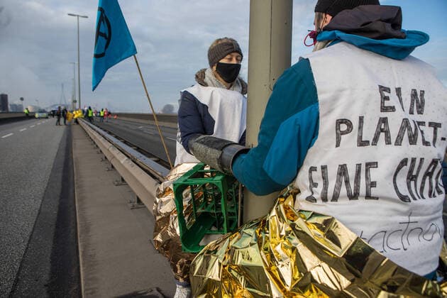 Blockade-Aktion - Extinction Rebellion blockiert Köhlbrandbrücke im Hamburger-Hafen 27.11.20 - Hamburg: Zum sogenannten Black-Friday, wo Warenhäuser (egal ob Online oder Lokal) mit Rabatten locken, hat sich die Umweltschutzbewegung Extinction Rebellion dazu entschieden, eine Hauptverkehrsader in Hamburg zu blockieren. Die Umweltschutzbewegung möchte mit dieser Aktion auf den erhöhten CO2-Austoß beim Transporter solcher Güter aufmerksam machen. Ebenfalls kritisieren die Aktivisten die künstliche unnötigen animierten Spontankäufe am Black-Friday. ¨¨Aktivisten ketteten sich teilweise sogar mit Fahrradschlössern an, um ein einfach wegtragen durch Polizeikräfte zu verhindern. Im Vorfeld wurde der Senat über die geplante Aktion i Copyright: xSebastianxPetersx
