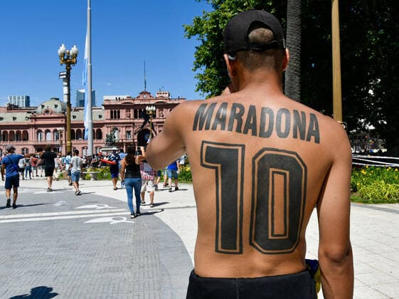 Bilder des Jahres 2020, Entertainment 11 November Entertainment Themen der Woche KW48 Entertainment Bilder des Tages November 27, 2020, Buenos Aires, Argentina: (INT) Funeral for the late Argentinian soccer player Diego Maradona. November 26, 2020, Casa Rosada, Buenos Aires, Argentina: Fans are seen paying their last tribute to the late Argentinian soccer player, Diego Maradona, who died on Wednesday 25 , 2020 of heart attack; aged 60. Credit: Thenews2. Buenos Aires - ZUMAn293 20201127_znp_n293_045 Copyright: xDeoxAvalosx