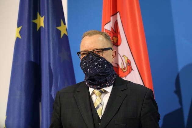 Minister of the Interior Michael Stübgen CDU with mouth-nose protection during a press conference on tightened measures to contain the coronavirus pandemic, State Chancellery, Potsdam, 27 November 2020 Brandenburg Coronavirus PK