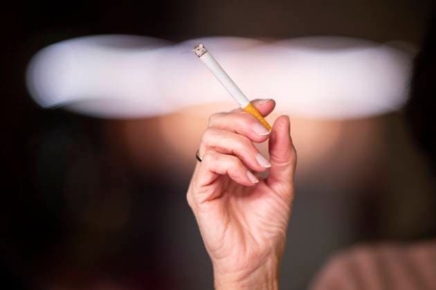 Feature Rauchen 27.11.2020 - Feature Rauchen: Eine Frau macht sich eine Zigarette an und raucht. Foto: Noah Wedel Kirchner-Media Nordrhein-Westfalen Deutschland *** Feature Smoking 27 11 2020 Feature Smoking A woman puts on a cigarette and smokes Photo Noah Wedel Kirchner Media Nordrhein Westfalen Germany Copyright: xNoahxWedel Kirchner-Mediax