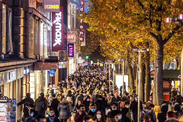 Black Friday Shopping on Friday evening in the Stuttgart pedestrian zone Despite the Corona Pandemic, the Königstrasse promenade is heavily frequented Most people wear a protective mask, but the distances are often not observed DEU, Germany, Baden Württemberg, Stuttgart, 27 11 2020