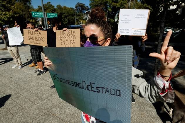 Members of the Cuban community protest at the Cuban Embassy in Mexico, in Mexico City, Mexico, 27 November 2020. The group demonstrates to demand the release of dissidents from the San Isidro Movement who were detained in the Cuban city of Havana when they were on a hunger strike. EFE Jose Mendez Cubans in Mexico condemn repression of dissident group Movimiento San Isidro !ACHTUNG: NUR REDAKTIONELLE NUTZUNG!  Copyright: xJosexMendezx MEX1366 20201127-637421145519942721