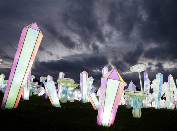 Bilder des Jahres 2020, News 11 November News Themen der Woche KW48 News Bilder des Tages Revelers walk the grounds of LuminoCity Festival, the stunning holiday spectacular of light sculptures, at sunset on opening night on Randall s Island Park in New York City on Friday, November 27, 2020. This year, the festival will present a brand new theme and never-before-seen art installations on view for 29 nights.  NYP20201127146 JOHNxANGELILLO