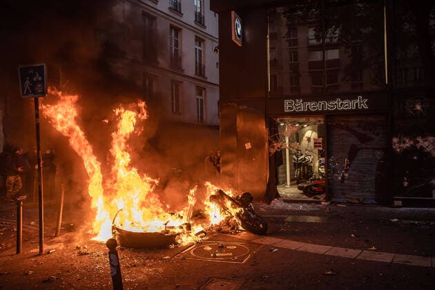 Bilder des Jahres 2020, News 11 November News Themen der Woche KW48 News Bilder des Tages Paris, France le 28 novembre 2020 - Des affrontements ont eu lieu avec les forces de police et un concessionnaire BMW a ete vandalise pendant la manifestation contre la loi Securite globale. Clashes took place with the police forces and a BMW dealership was vandalized during a protest against a bill that would make it a crime to circulate an image of a police officer s face, in Paris, France, November 28, 2020.  Copyright: xAurelienxMorissardx