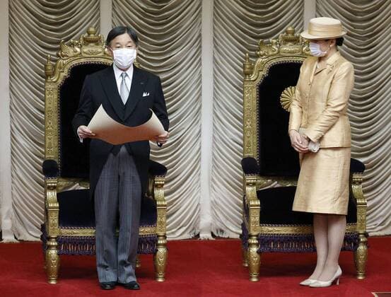 Bilder des Jahres 2020, Entertainment 11 November Entertainment Themen der Woche KW48 Entertainment Bilder des Tages 130th anniv. of establishment of Japan parliament Japanese Emperor Naruhito (L), accompanied by Empress Masako, speaks at a ceremony marking the 130th anniversary of the establishment of the Japanese parliament at the chamber for plenary sittings of the House of Councillors in Tokyo on Nov. 29, 2020. 
