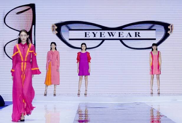Bilder des Jahres 2020, Entertainment 11 November Entertainment Themen der Woche KW48 Entertainment Bilder des Tages (201129) -- QINGDAO, Nov. 29, 2020 -- Models present creations of Italian designer Roberto Capucci in Qingdao, east China s Shandong Province, Nov. 29, 2020. ) CHINA-SHANDONG-QINGDAO-FASHION SHOW (CN) ChenxJianli 