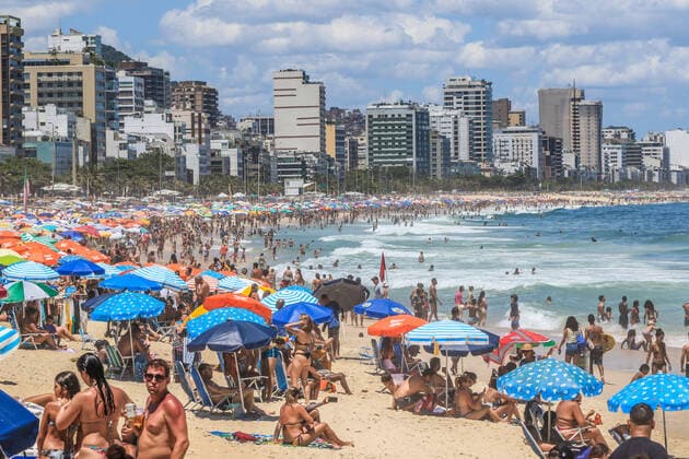 Bilder des Jahres 2020, News 11 November News Themen der Woche KW48 News Bilder des Tages November 29, 2020: BRAZIL; RIO DE JANEIRO: November 29, 2020; FLEXIBILIZATION Great movement of bathers in Leblon beach, south zone, in this domain, (29), in the middle of the flexibility plan in the pandemic of the new coronavirus. - ZUMAl255 20201129_zip_l255_026 Copyright: xEllanxLustosax