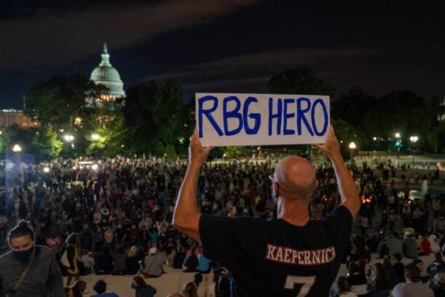 IMAGO ICONS: Ruth Bader Ginsburg Berühmte Feministinnen, Ruth Bader Ginsburg A man holds up a sign reading, RBG HERO as thousands pay respects for Supreme Court Justice Ruth Bader Ginsburg at the steps of the United States Supreme Court in Washington, DC, on Friday, September 18, 2020. Ginsburg died at 87 after a battle with pancreatic cancer.  POY2020DC095 KENxCEDENO