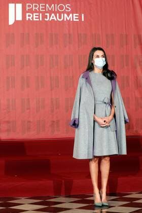 Spanish Queen Letizia attends to the delivering ceremony of the Jaime I Awards held at Silk Exchange (lonja de los Mercaderes) of Valencia, eastern of Spain on 30 November 2020. The Jaime I Awards recognizes the efforts of the promotion of scientist research. Queen Letizia attends to the Jaime I Awards !ACHTUNG: NUR REDAKTIONELLE NUTZUNG!  Copyright: xKaixFörsterlingx GRAFCVA085 20201130-637423353521420169