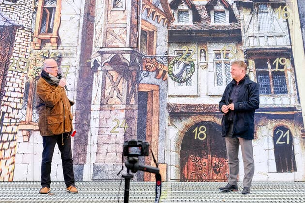 Action Day Theatre and Orchestra The Landesbühnen Sachsen GmbH took part in the action in Radebeul Manuel Schöbel, director of the Landesbühnen Sachsen in the photo on the left opened the advent calendar together with the mayor of Radebeul, Bert Wendsche in the photo on the right at 12.00 oclock