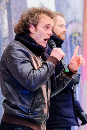 Action Day Theatre and Orchestra The Landesbühnen Sachsen GmbH took part in the action in Radebeul Manuel Schöbel, director of the Landesbühnen Sachsen, together with the mayor of Radebeul, Bert Wendsche, opened the Advent calendar on the open space opposite the theatre. The actors Moritz Gabriel and Michael Berndt Can