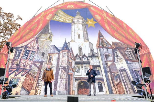 Action Day Theatre and Orchestra The Landesbühnen Sachsen GmbH took part in the action in Radebeul Manuel Schöbel, director of the Landesbühnen Sachsen in the photo on the left opened the advent calendar together with the mayor of Radebeul, Bert Wendsche in the photo on the right at 12.00 oclock