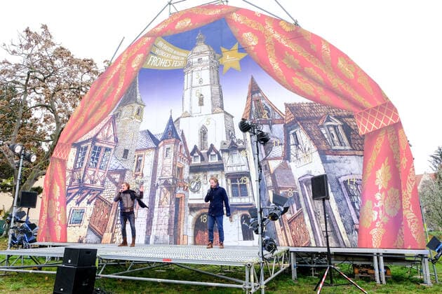Action Day Theatre and Orchestra The Landesbühnen Sachsen GmbH took part in the action in Radebeul Manuel Schöbel, director of the Landesbühnen Sachsen, together with the mayor of Radebeul, Bert Wendsche, opened the Advent calendar on the open space opposite the theatre. The actors Moritz Gabriel and Michael Berndt Can