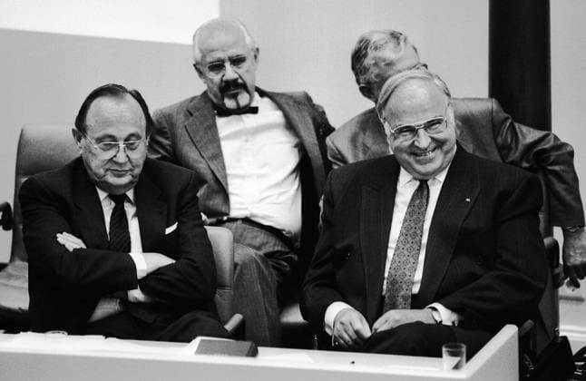 Deutschland, Bonn, 09.08.1990 Archiv-Nr.: 19-05-31 Bundestagsdebatte: Deutsche Einheit Foto: v.l.n.r.: Hans-Dietrich Genscher, Hans Klein, Rudolf Seiters und Bundeskanzler Helmut Kohl Bundestagsdebatte: Deutsche Einheit *** Germany, Bonn, 09 08 1990 Archive No 19 05 31 Bundestag Debate on German Unity Photo by Hans Dietrich Genscher, Hans Klein, Rudolf Seiters and Federal Chancellor Helmut Kohl Bundestag Debate on German Unity
