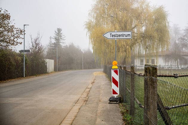 Bamberg, Germany 28 November 2020 Symbolic images Coronavirus 28 11 2020 Signpost to the Corona Test Center in Bamberg on the road Bavaria Copyright: xFotostandx xK.xSchmittx
