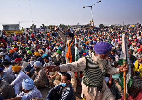 News Themen der Woche KW49 Bilder des Jahres 2020, News 11 November News Bilder des Tages NEW DELHI, INDIA NOVEMBER 30: Farmers congregate during day five of the protest against the new farm reform laws at Singhu border on November 30, 2020 in New Delhi, India. Thousands of farmers continued their stir against the Centre s new farm laws at the Delhi-Haryana border for the fifth day, even as the number of those protesting at the Ghazipur border swelled on Monday. Rejecting the Centre s offer to hold talks once they move to the Burari ground, the farmers protesting at all Delhi border points said they will not accept any conditional dialogue and have called a meeting to discuss their next course of action later in the day. (Photo by Biplov Bhuyan Hindustan Times ) Thousands Of Farmers Protest Centre s New Farm Laws