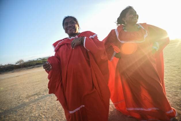 IMAGO Cultures of the world, Wayuu Volk in Kolumbien Wayuu indigenous women wearing traditional red costume, La Guajira, Colombia La Guajira Colombia Copyright: xNanoxCalvox NN-GUAJIRA--152