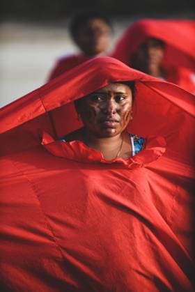 IMAGO Cultures of the world, Wayuu Volk in Kolumbien Wayuu indigenous women wearing traditional red costume, La Guajira, Colombia La Guajira Colombia Copyright: xNanoxCalvox NN-GUAJIRA--123