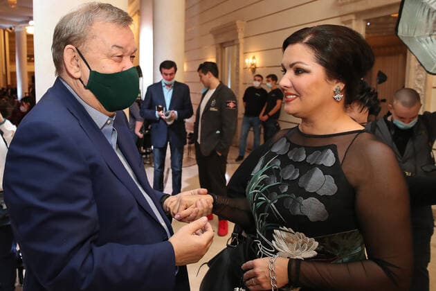 MOSCOW, RUSSIA â€“ NOVEMBER 30, 2020: Bolshoi Theatre director Vladimir Urin (L) and opera singer Anna Netrebko at the 25th Stanislavsky Award ceremony at the Bolshoi Theatre. Netrebko won a Stanislavsky prize for outstanding creative achievement in world opera . The Stanislavsky Award is an international prize established in 1994 and presented by the Stanislavsky Foundation to theatre actors, directors, critics and others for their contribution to Russian and world theatre. Vyacheslav Prokofyev TASS  TS0F00C6