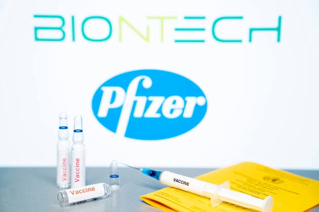 Logo of vaccine manufacturer Pfizer and Biontech with vaccination certificate, syringe and ampoule Symbolfoto, logo of pharmaceutical and vaccine manufacturer Pfizer and Biontech from the USA The companies Pfizer and Biontech work closely together and closed a billion dollar deal with the USA for vaccine doses against the Corona virus Germany