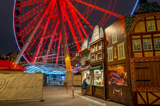 Old town, empty Burgplatz, on the banks of the Rhine, Ferris wheel, Wheel of Vision, with many Christmas market stalls, many closed, usually well filled with visitors, Christmas decoration, during the second lockdown in the Corona Crises, Düsseldorf, NRW, Germany, Corona Situation Düsseldorf