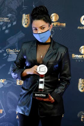 Mexico: The Smart Films 2020 Awards - Arrivals MEXICO CITY, MEXICO – NOVEMBER 29: Itzel Sarmientos poses for photos with her prize at Press Room of the Smart Films Awards 2020 at Foro Aire Libre on November 29 2020 in Mexico City, Mexico. **World Rights ** Mexico City Mexico Mexico Copyright: MartinxGonzalez