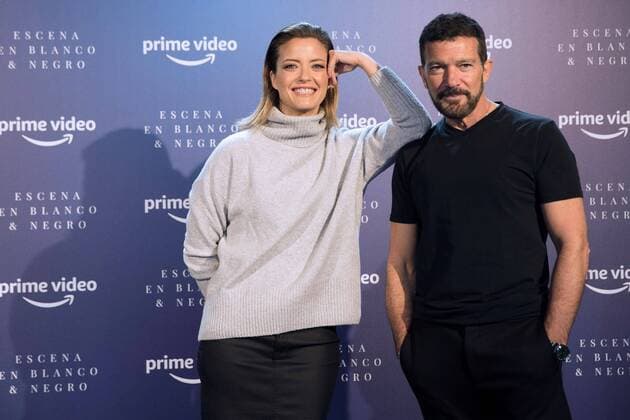 Bilder des Jahres 2020, Entertainment 12 Dezember Entertainment Themen der Woche KW49 Entertainment Bilder des Tages Spanish actor Antonio Banderas (R) and journalist Maria Casado (L) pose for the presentation of their show Scene in black and white for Amazon Prime Video during an act held in Malaba, Andalusia, southern of Spain on 01 December 2020. The show, that have seven chapters, mix interviews with musical performances. Antonio Banderas presents his show Scene in black and white for Amazon Prime Video !ACHTUNG: NUR REDAKTIONELLE NUTZUNG!  Copyright: xJorgexZapatax GRAFAND4523 20201201-637424203641161739