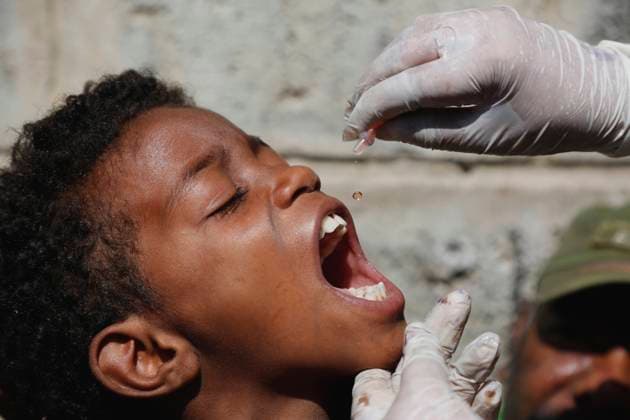 (201201) -- BEIJING, Dec. 1, 2020 -- A medical worker gives a child a dose of polio vaccine in Sanaa, Yemen, on Nov. 28, 2020. (Photo by Xinhua) Portraits of November 2020 MohammedxMohammed 