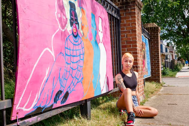 IMAGO Creative: NGO, Kunst im öffentlichen Raum und Kulturinitiativen A young female artist sits proudly in front of her street mural Columbus, OH, United States CR_RETI201124-477242-01 ,model released, Symbolfoto ,property released