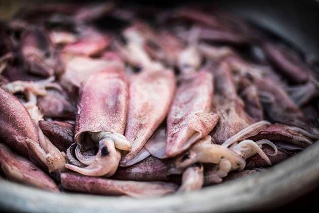 IMAGO Creative, Unsere Erde, Umweltverträgliche Herausforderungen des 21. Jahrhunderts, Überfischung Squid for sale at Hpa An Morning Market, Kayin State (Karen State), Myanmar (Burma) MatthewxWilliams-EllisxTravelxPhotography YESPLEASE 1051_rf_29_mwe_16628